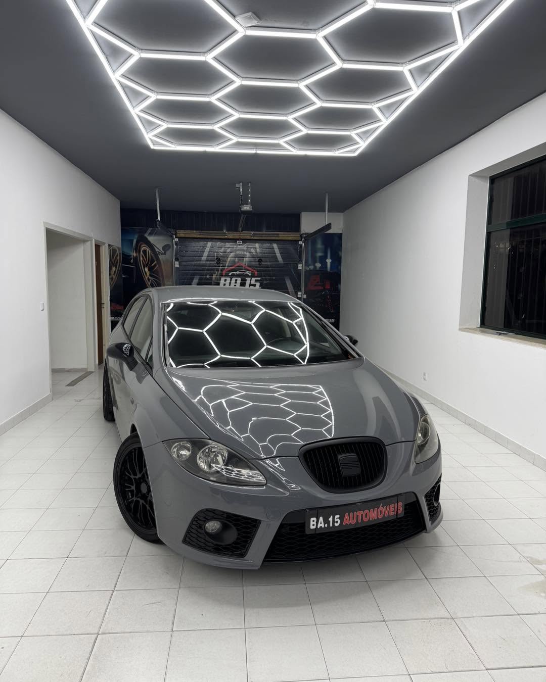 Carro em exposição no showroom BA.15